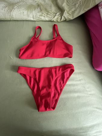 Bikini rot Rippstrick Grösse L neu mit Etikett