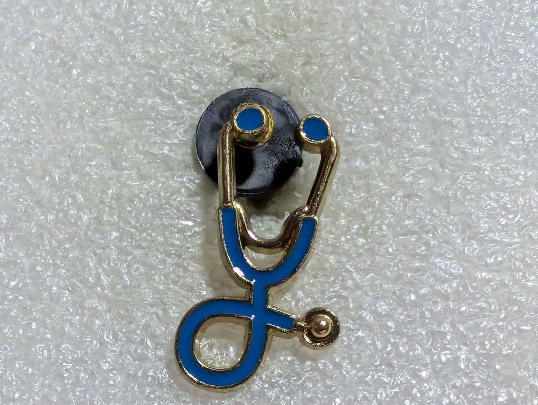 Placchette & Badge: Ansteckpin 106: Stethoskop – Usato da Oppligen venduto da Pin-Fall-Shop