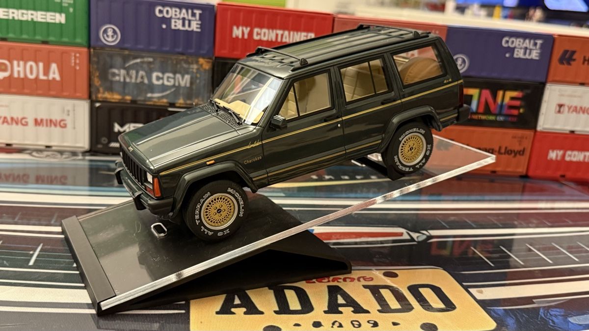Modellini d'auto: Display case for model cars, clear acrylic, black base – Usato da Basel venduto da Zomeg 7