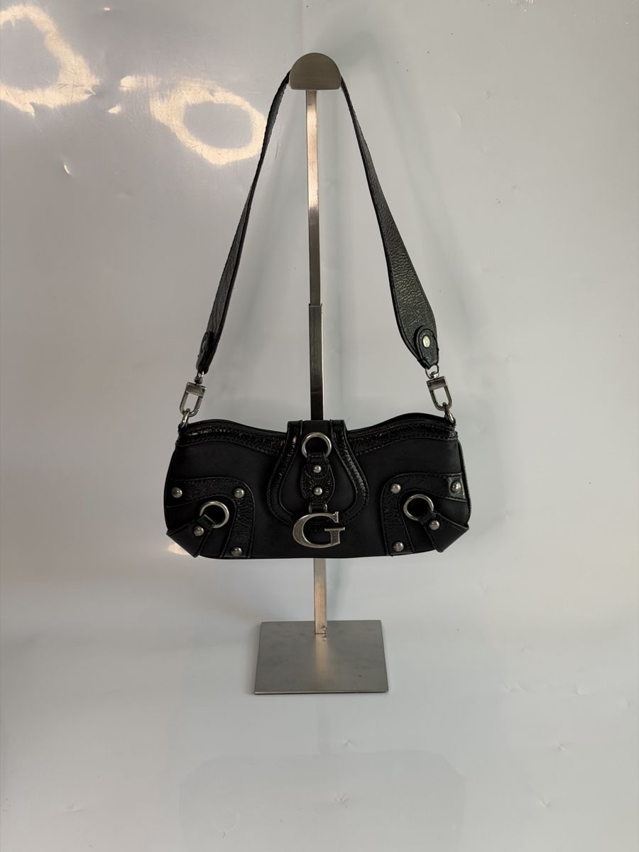 Guess Sacs femmes: Original Guess Baguette Schultertasche  – D'occasion à Vionnaz par b_f_d_r_g