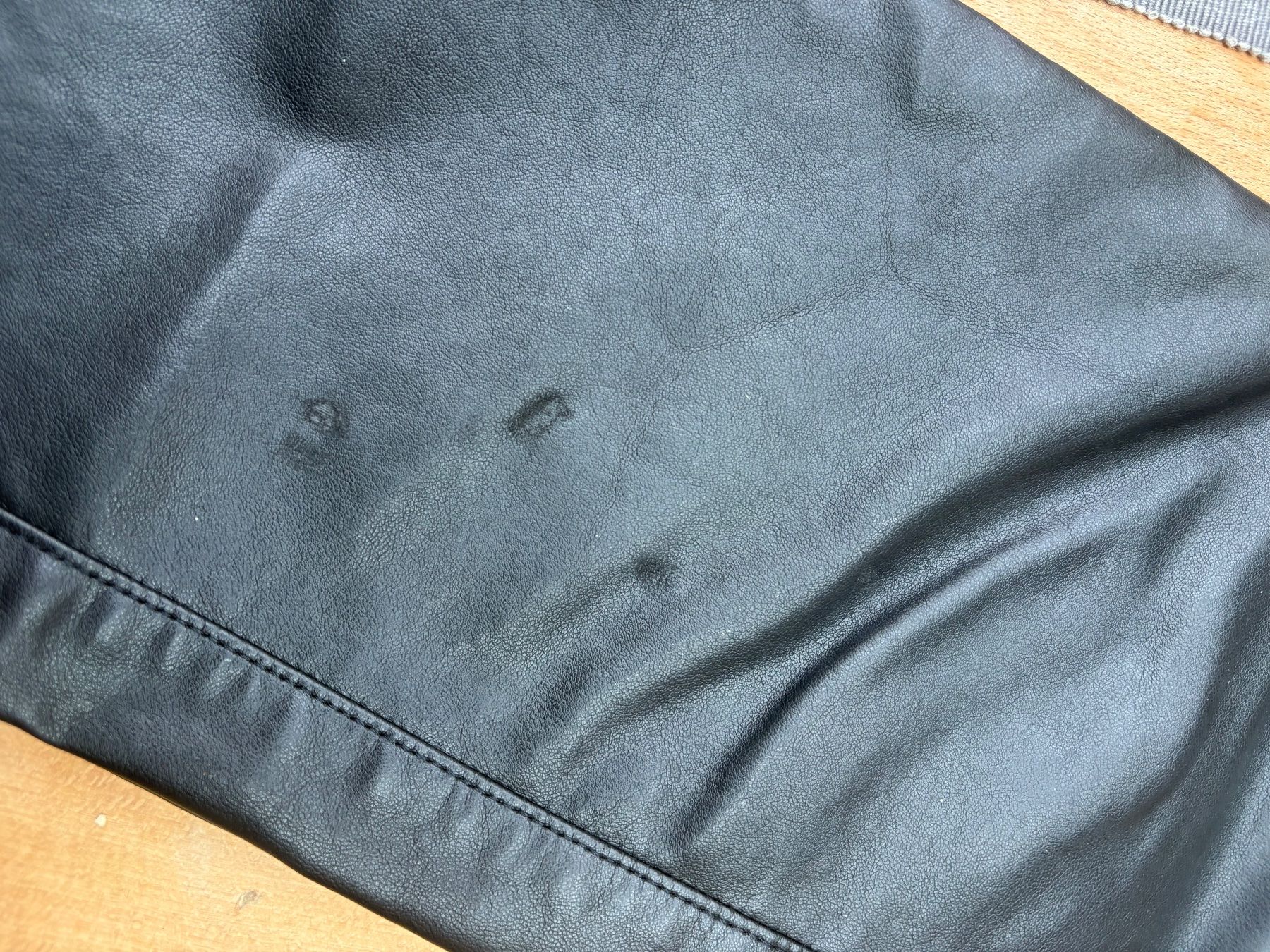 Pantaloni: Schwarze Kunstlederhose Driver Jeans Gr. 29 – Usato da Boltigen venduto da emolaki 4
