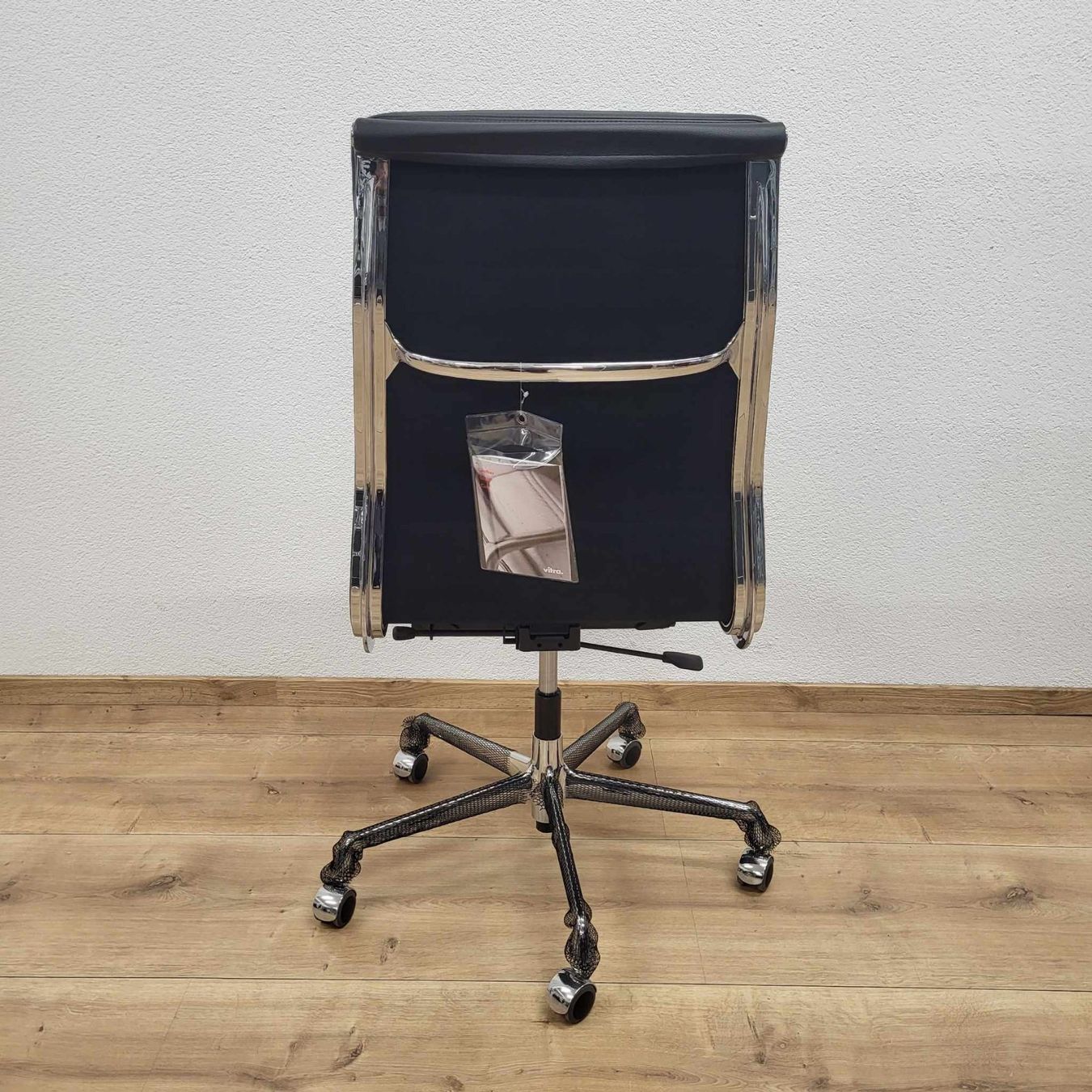 Vitra Stühle: Vitra EA 219 Soft Pad Schwarz – Neu (gemäss Beschreibung) aus Oberurnen von SH2025 1