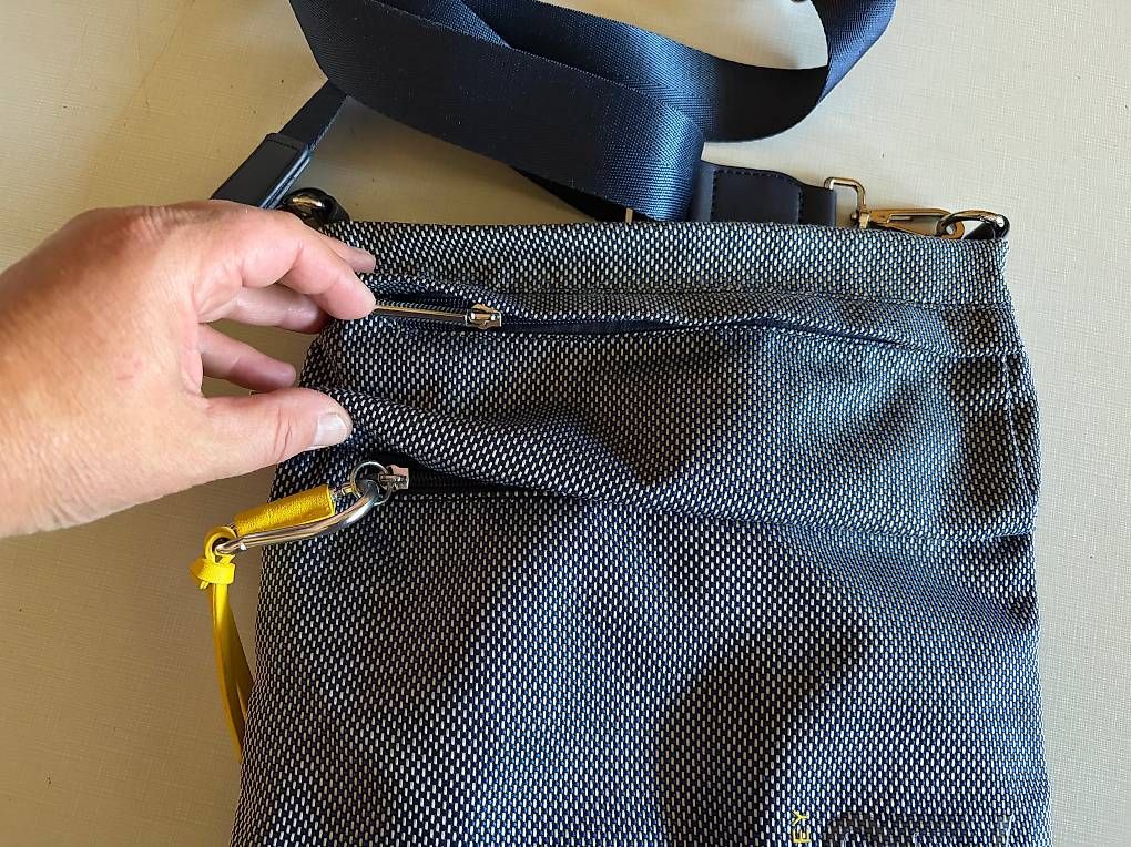 Lässig Taschen für Damen: Umhängetasche SFY – Gebraucht aus Nottwil von Frontal 2