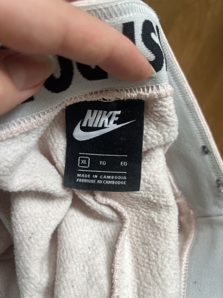 Nike Pantaloni: Nike Trainerhose Rosa – Usato da Zürich venduto da ant_pql9 2