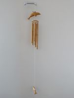 Windspiel mit Delfin aus Holz und Bambus