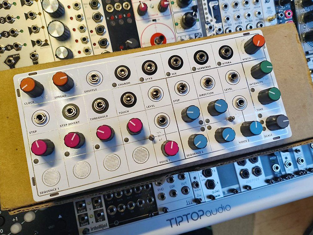 Strumenti musicali: Modern Sounds Pluto Semimodularer Synthesizer – Usato da Knonau venduto da Deralexan 1
