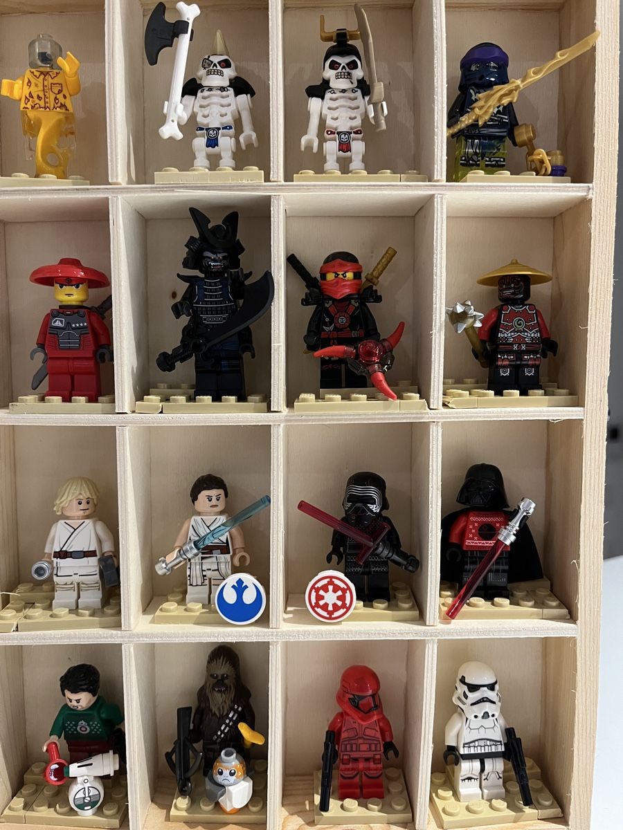 Lego Kit di costruzioni: 16x Lego Minifigures in custom frame display – Usato da Caslano venduto da Berry78 2