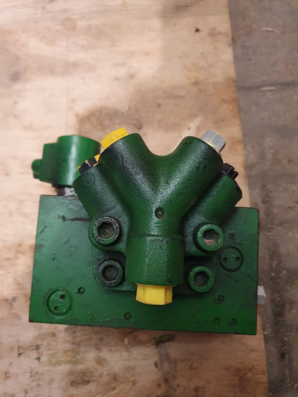 John Deere Trattori: John Deere Vorderachsfederung Ventilblock – Usato da Guntmadingen venduto da H345 5