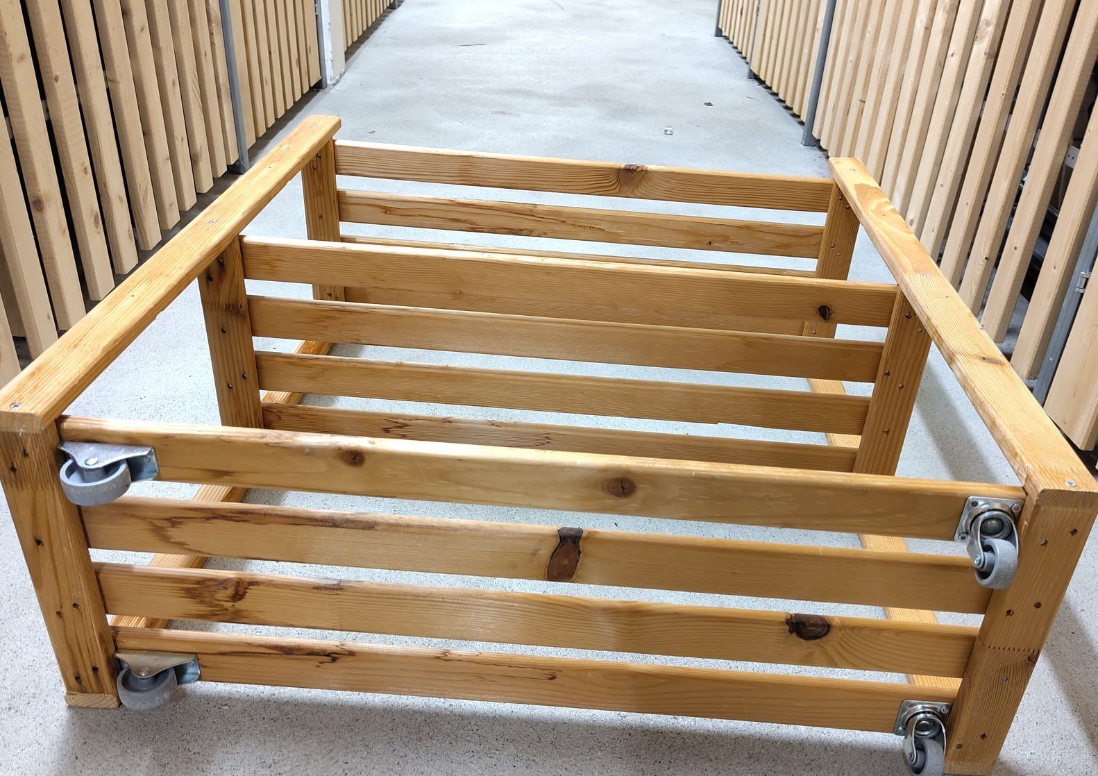 Holzartikel: Holzgestell mit Rollen / Pflanzengestell – Gebraucht aus Dübendorf von Oli_Skyler01