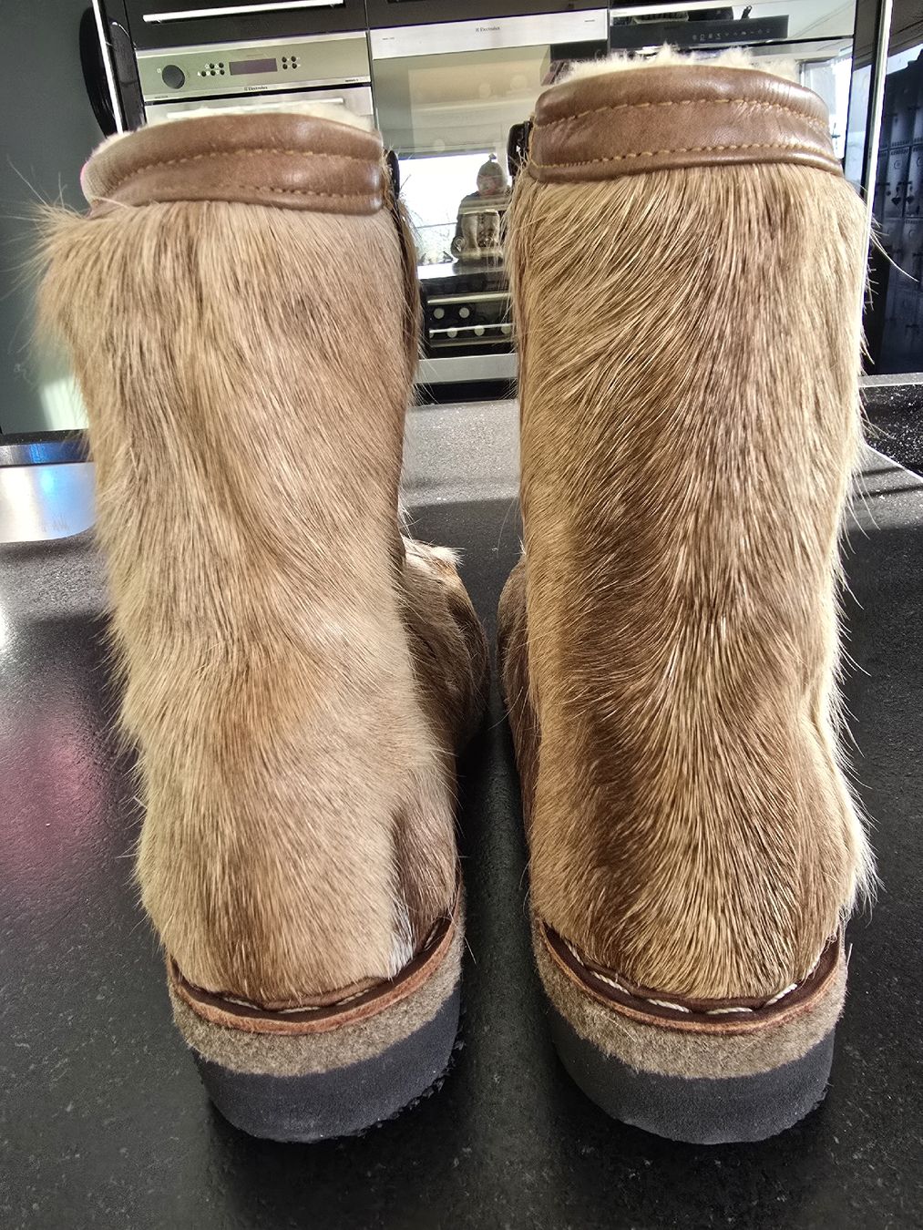 Scarpe da donna: Warme Winterstiefel mit Echtfell-Elch,  Grösse: 41 - NEU – Nuovo e nell'imballaggio originale da St. Gallen venduto da charly92 2