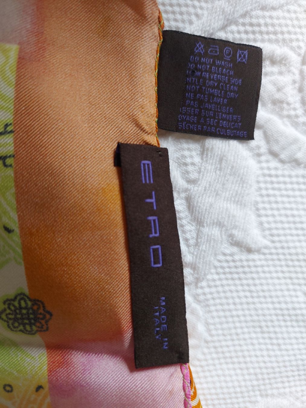 Etro Foulard & Sciarpe: Etro. Seiden halstuch. – Usato da Plasselb venduto da Mabischer 1