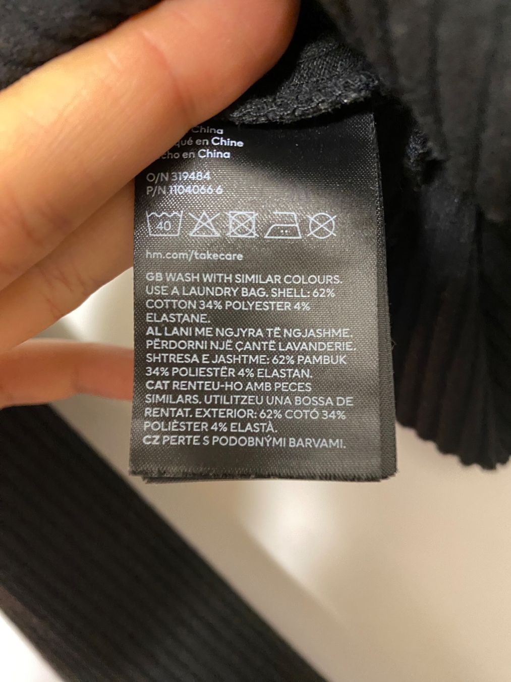H&M Pullover & Sweatshirts: H&M kurzer Pulli L schwarz mit Kapuze – Gebraucht aus Zürich von Gamecards 5