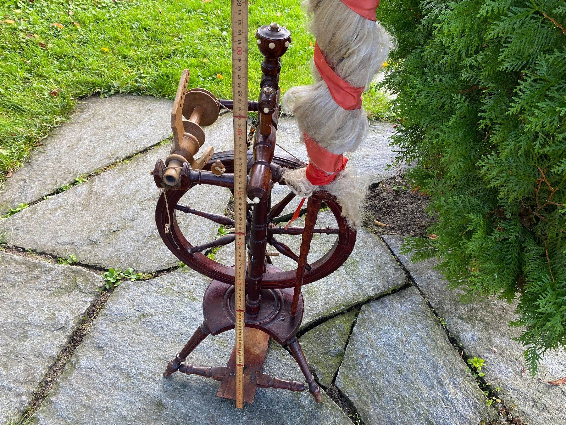 Ruote per filare: schönes antikes Spinnrad mit Flachsstab – Usato da Feldbach venduto da Olive1 9