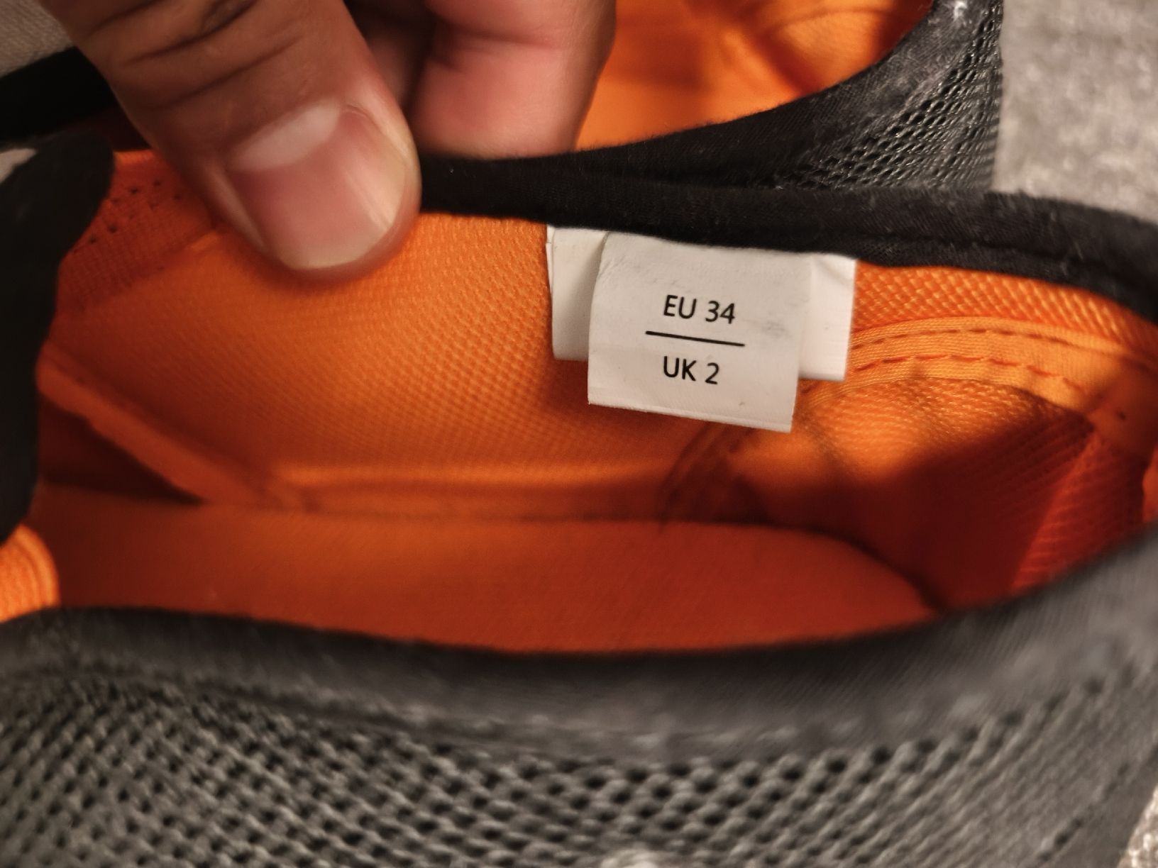 Schuhe für Jungen: Naruto Kinder-Slipper – Grösse 34 – Gebraucht aus Chur von tun_dy8m 1