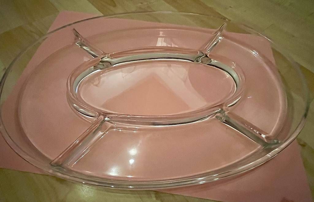 Plateaux: Elegante Servierplatte aus Glas mit 5 Fächern – D'occasion à Dotzigen par Chruemeli79