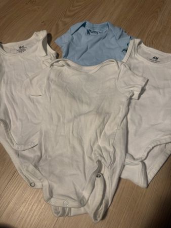 4 Baby Bodys H&M Set verschiedene Farben Grösse 62/68