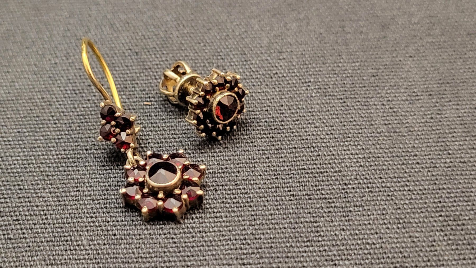 Ohrringe & -stecker: 2 verschiedene Granat-Ohrhänger/Stecker – Gebraucht aus Basel von spinne02