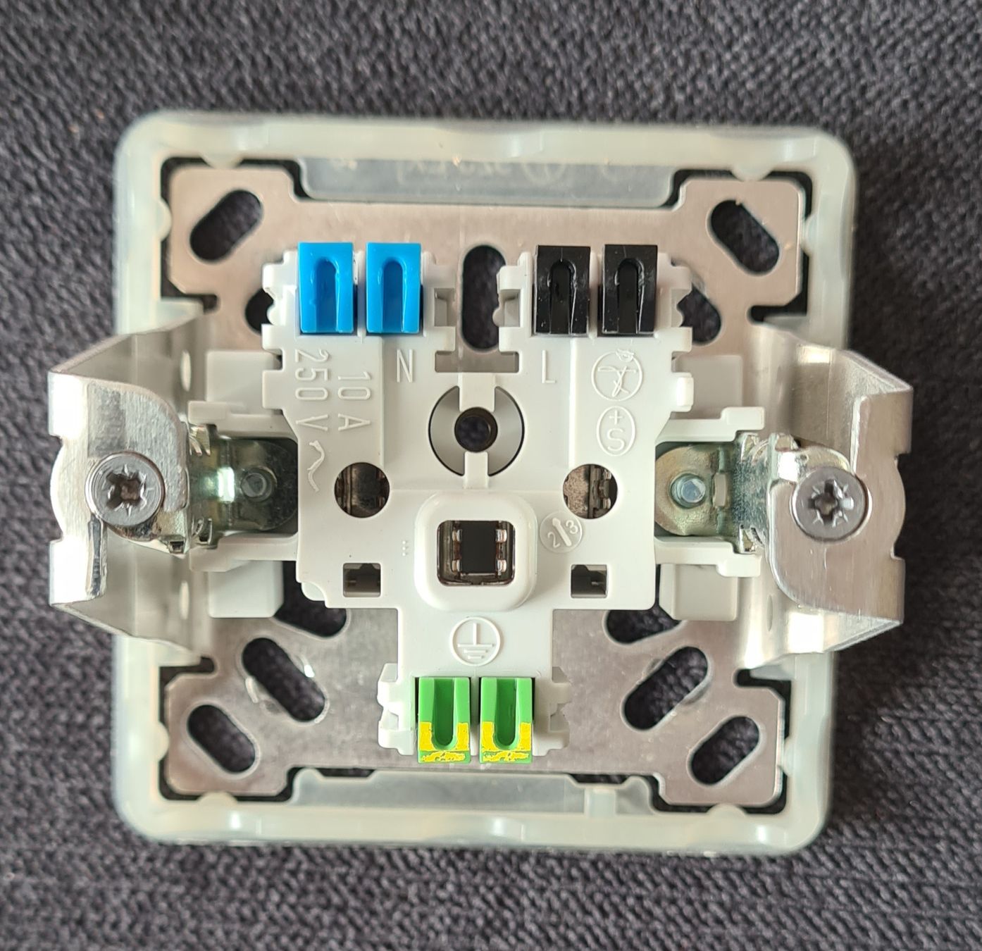 Spine: Schöne Aufputz 3 Pol Steckdose Typ 13 Stromdose Strom – Usato da Steffisburg venduto da Black-Jack 4