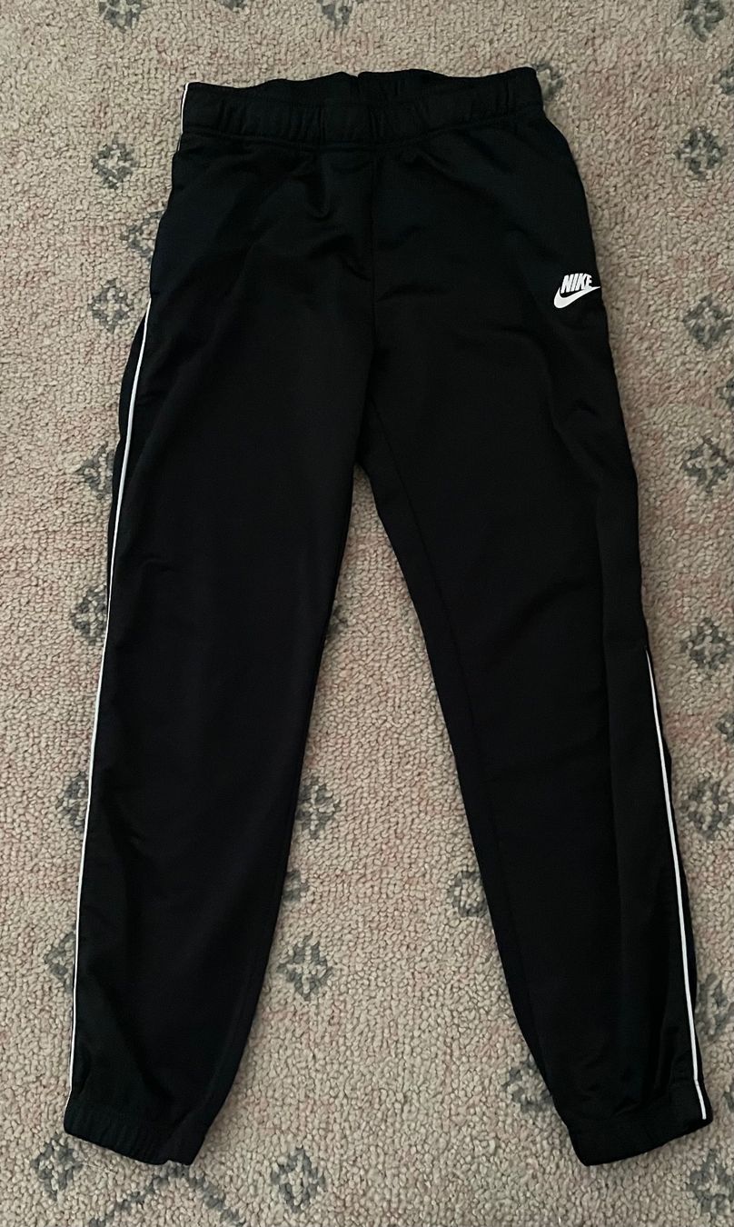 Nike Pantaloni: Nike Trainerhose Schwarz Grösse M – Usato da Oetwil am See venduto da ser_j95v