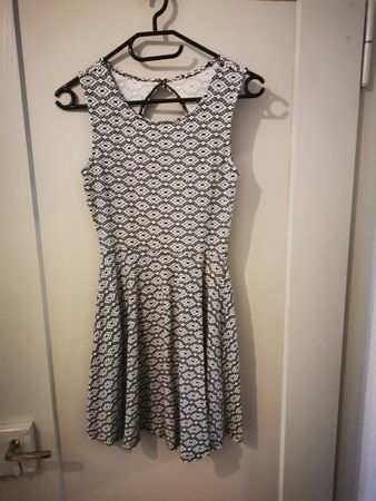 Sommerliches Kleid mit Muster, ideal für warme Tage!