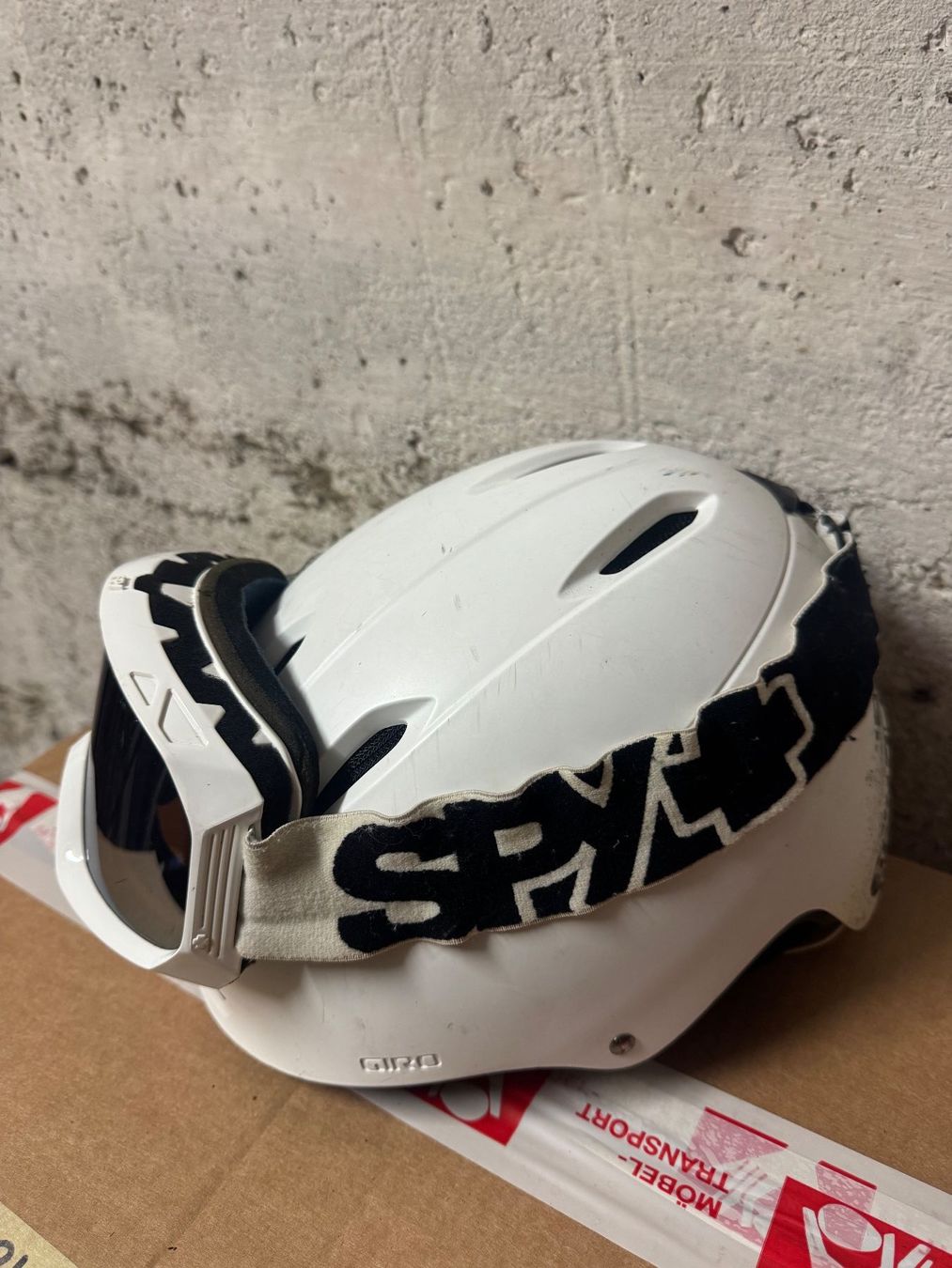Giro Caschi: Skihelm Giro weiss mit Muster und Brille – Usato da Zürich venduto da wiedike24