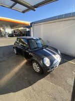 Mini Cooper schwarz mit weissen Streifen 1.6