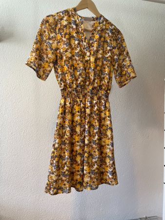 Gelbes Blumenkleid von VILA Grösse 34 Sommer