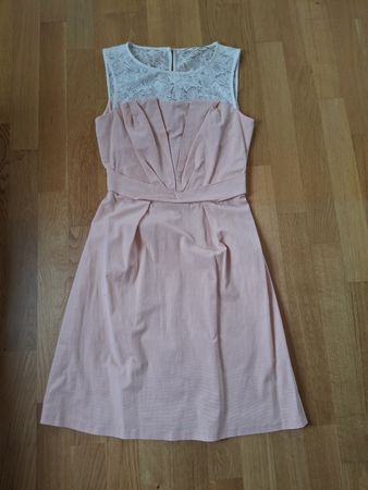 Robe Naf Naf rose et dentelle blanche, taille 38, bon état.