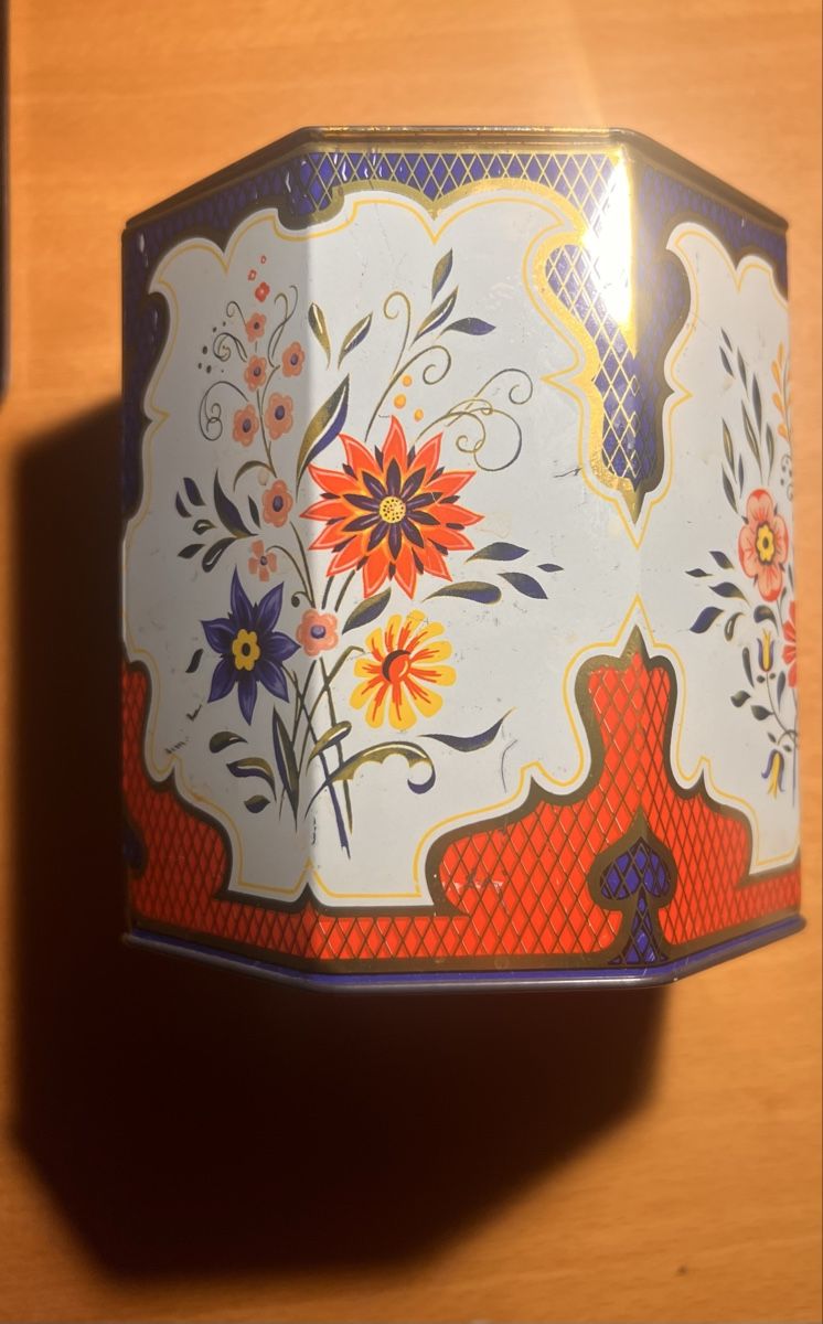 Tutte le decorazioni: Blech Dose mit Henkel Blumenmuster achteckig 15cm Höhe – Usato da Schmerikon venduto da Kneisel 4