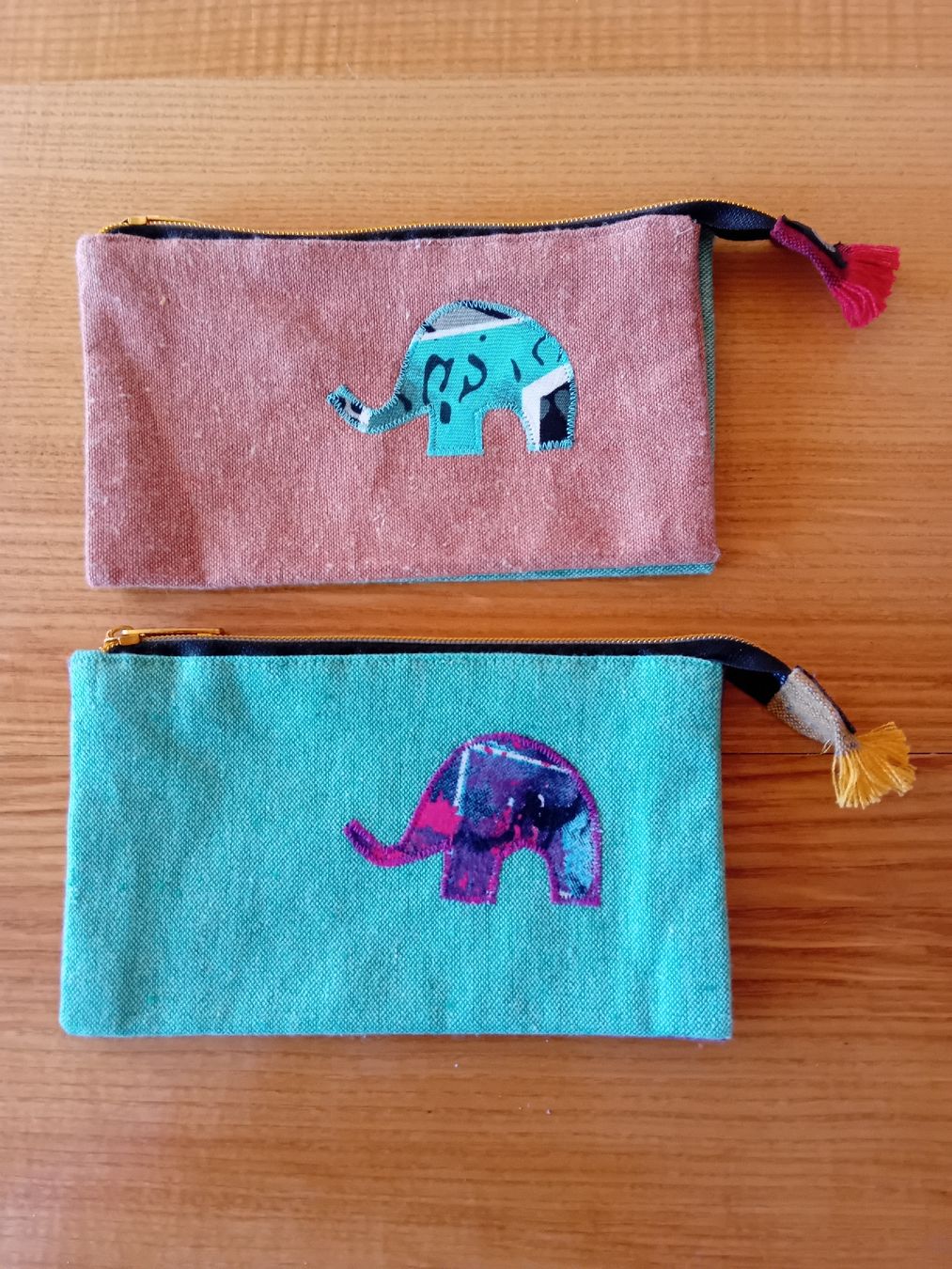 Altro in Scrittura & Disegno: 2 Stifte-Täschli mit Elefant Applikation – Nuovo (secondo la descrizione) da St. Ursen venduto da Su_Vo-Bi