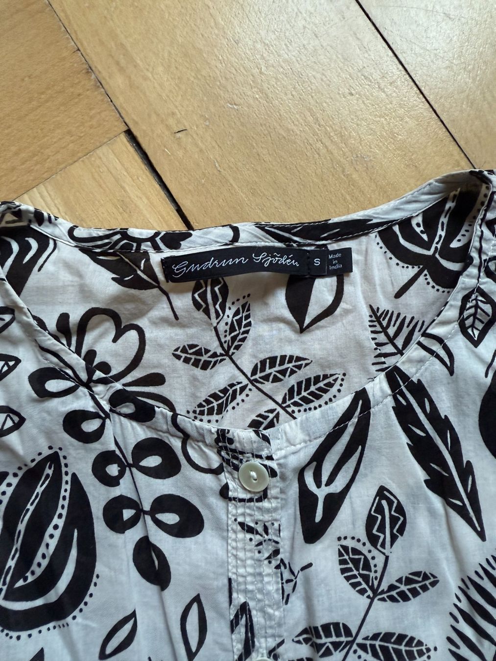 Gudrun Sjöden Camicette: GUDRUN SJÖDÉN - Bluse schwarz-weiss gemustert S – Usato da Zürich venduto da Diazaio 3