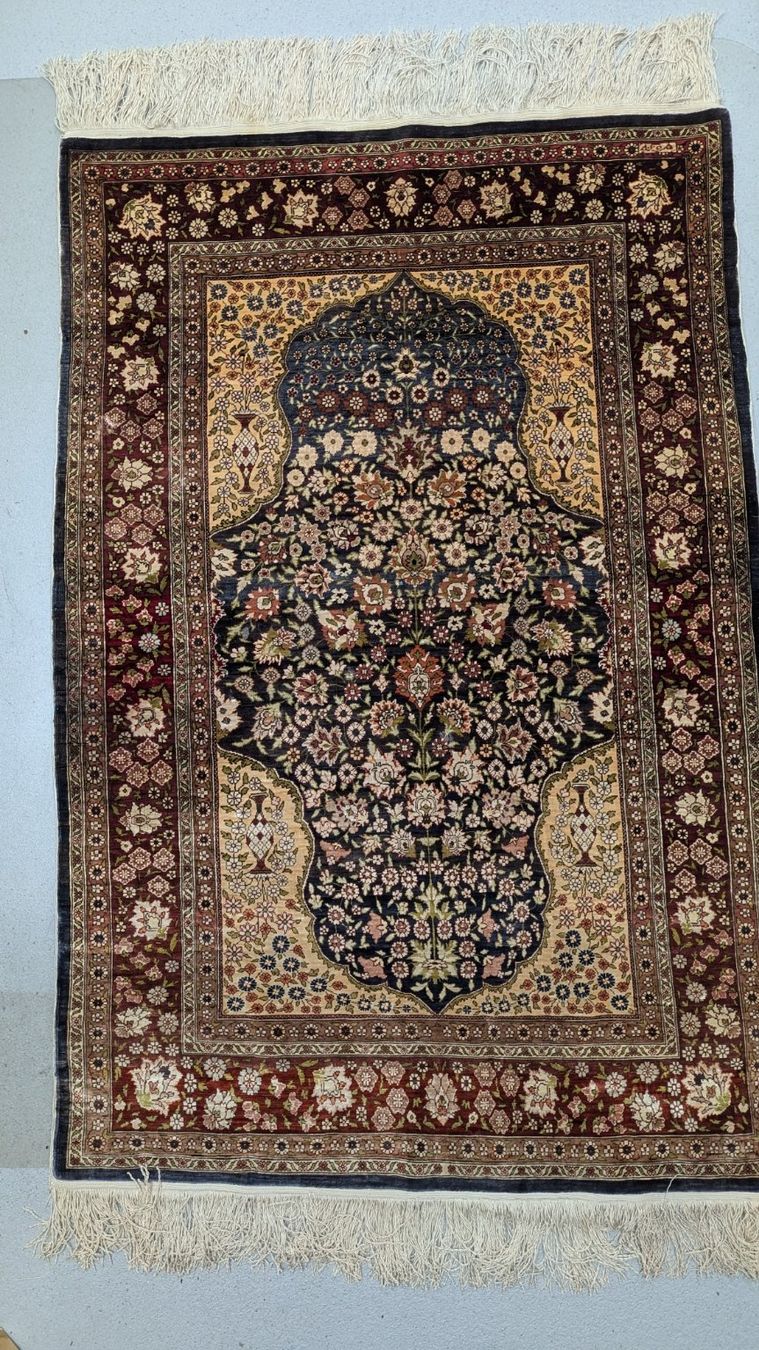 Tapis: Orientteppich mit Blumenmuster dunkelblau gebraucht – D'occasion à Schwyz par rol_5hgw