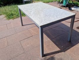 Gartentisch mit Steinplatte