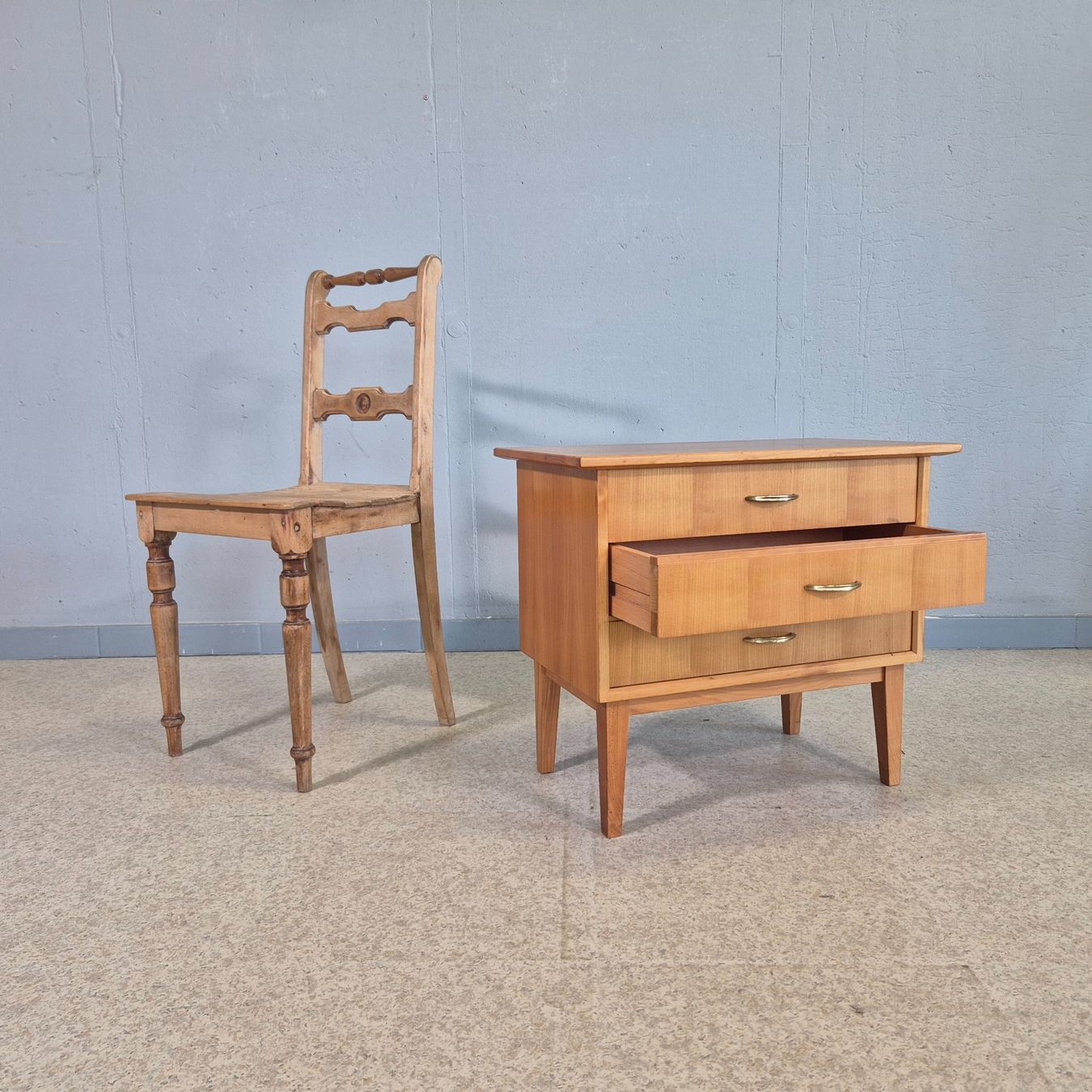 Tables de nuit: 60s Night-Stand Nachttisch Schubladenkommode Holz Kommode – D'occasion à Nottwil par Wondewa-Shop 1