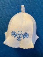 Weisse Saunamütze aus Filzwolle mit blauer Stickerei