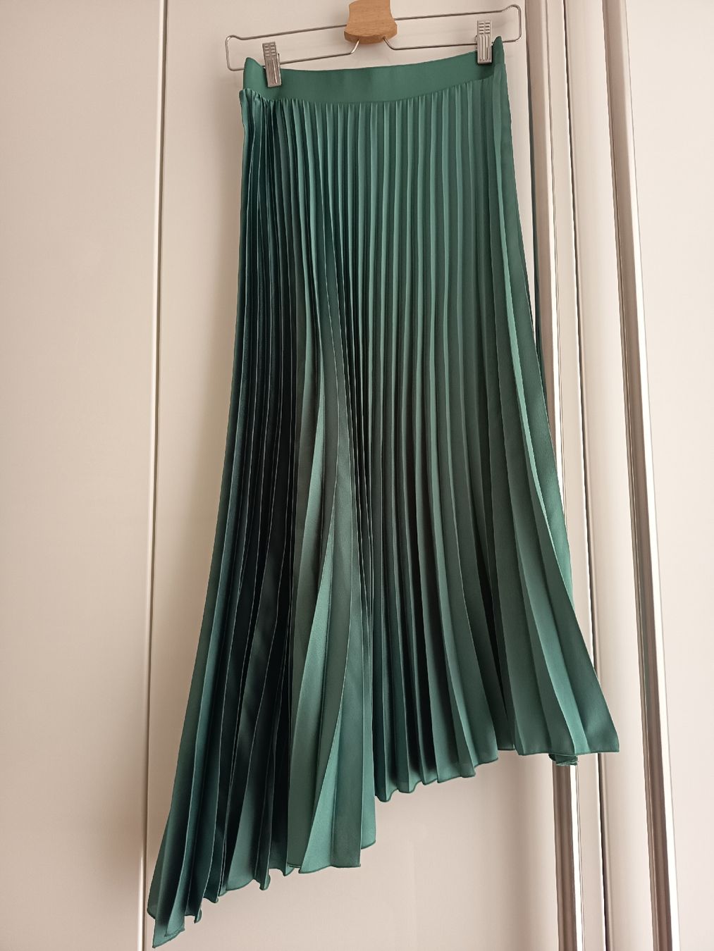 Zara Röcke: Emerald Green Pleated Asymmetric Midi Skirt – Neu (gemäss Beschreibung) aus Basel von beg_6v7r
