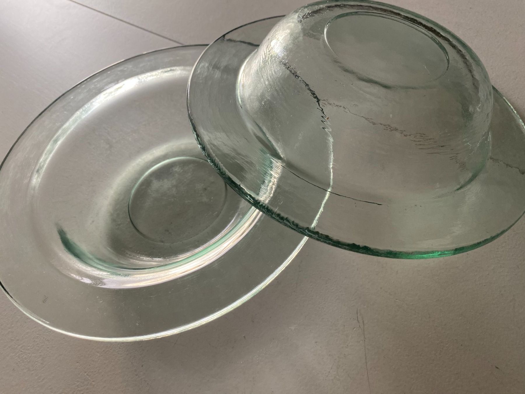 Glasi Hergiswil Piatti: 2 grosse, tiefe Glas-Teller, Hergiswil? – Usato da Gümligen venduto da Primeselection 1