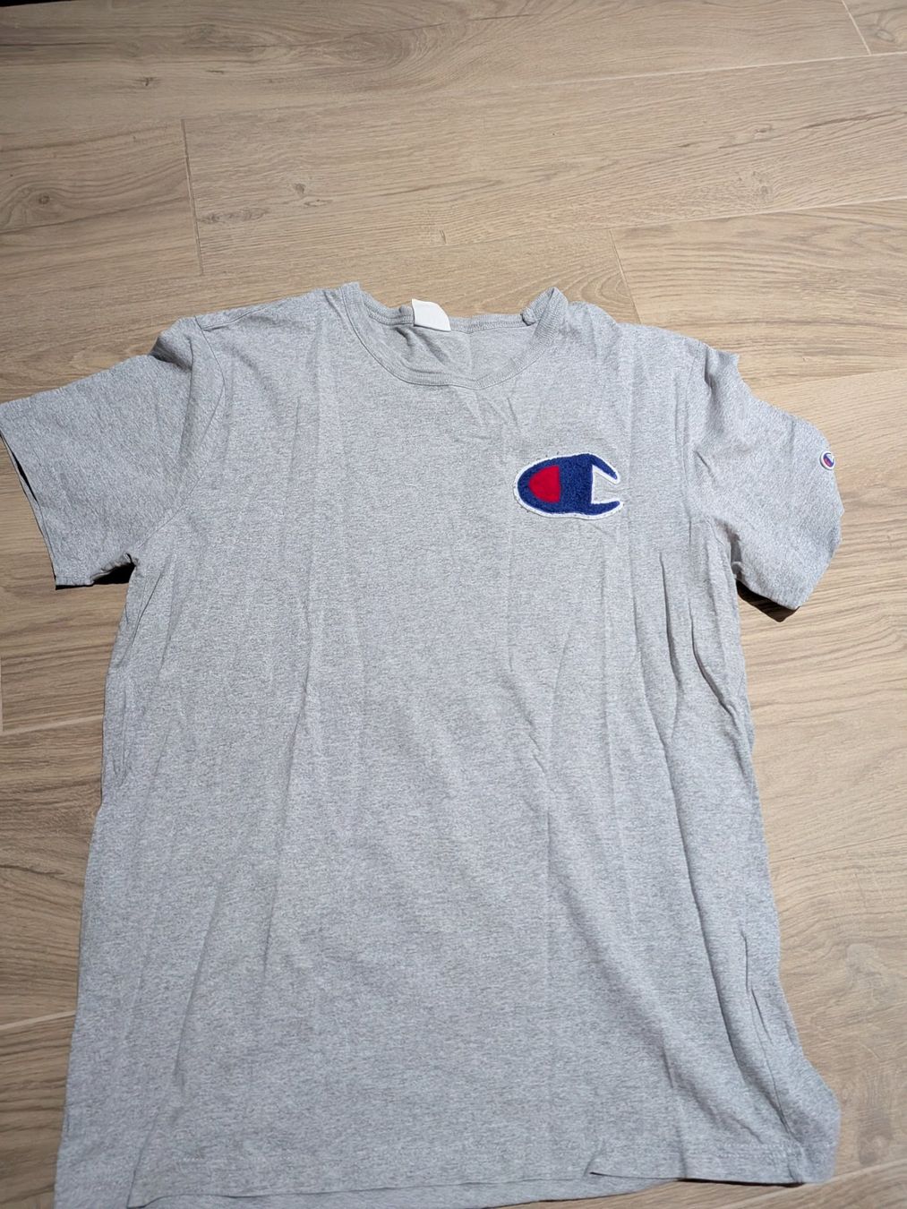 Champion T-shirts: T-shirt Champion Grey – D'occasion à Epalinges par nsh_t58w