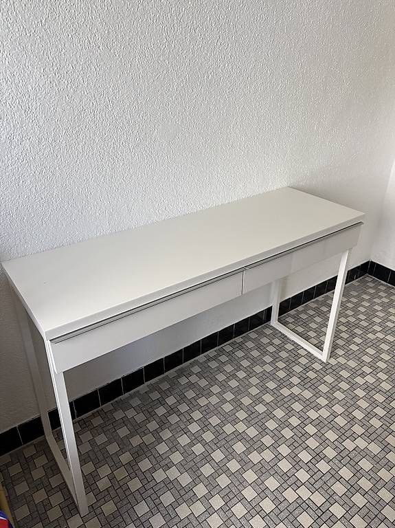 Ikea Coiffeuses: Ikea desk – D'occasion à Zürich par dem_7nxr