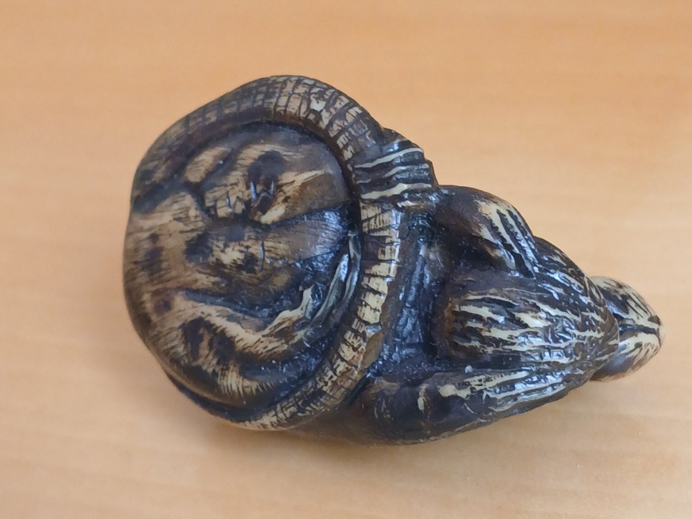 Statuette: grazil geschnitzte  >>Maus<< im Stil einer Netsuke – Usato da Hinwil venduto da Chnap 4