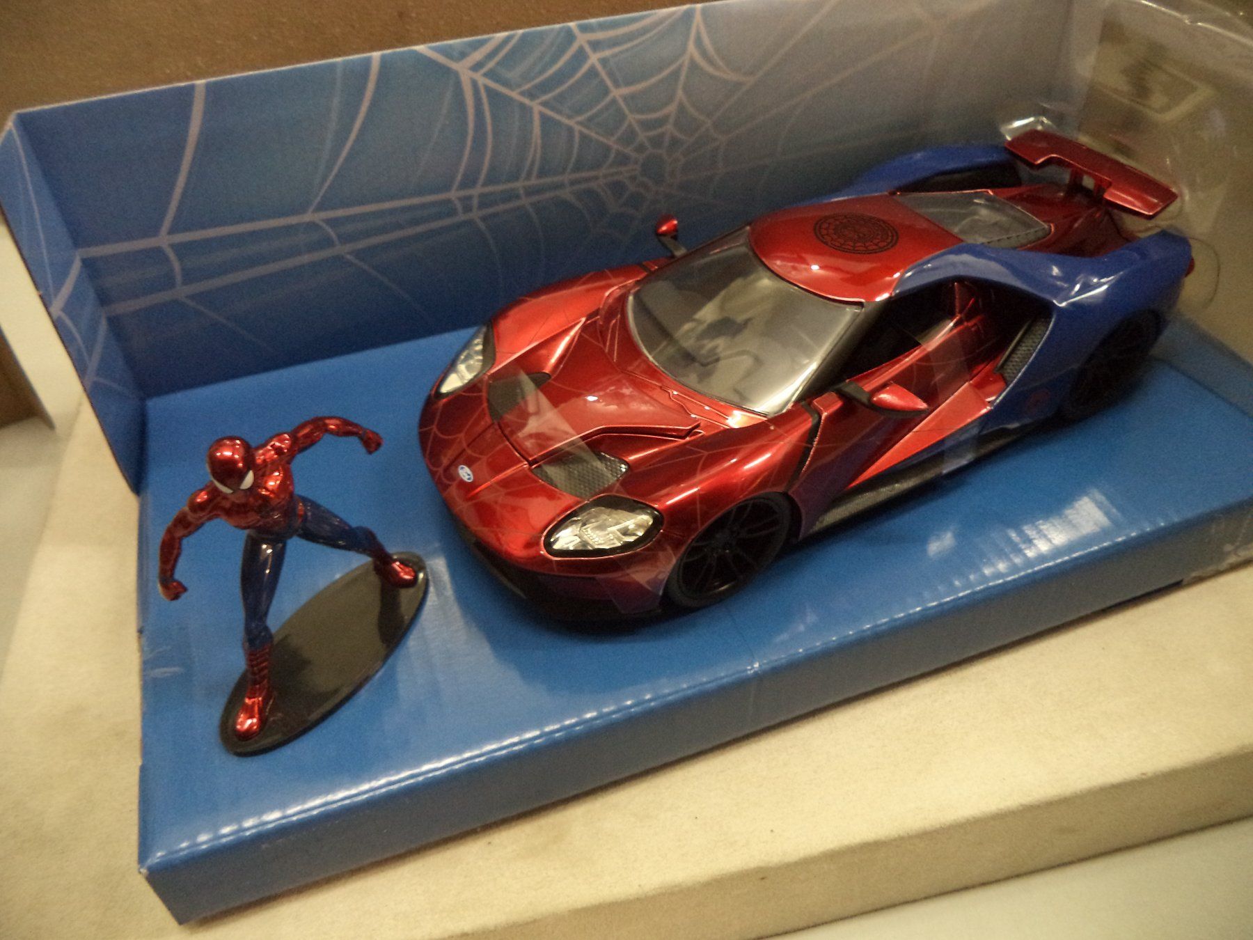 Ford Modellautos: SPIDER-MAN 6 2017 FORD GT mit Figur 1:24 – Neu und originalverpackt aus Rieden AG von Wirth03