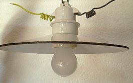 Antike Lampe aus Porzellan und Email