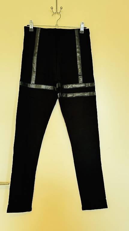 Leggings: Leggings mit Lederstreifen – Usato da Cham venduto da anaidaschmid