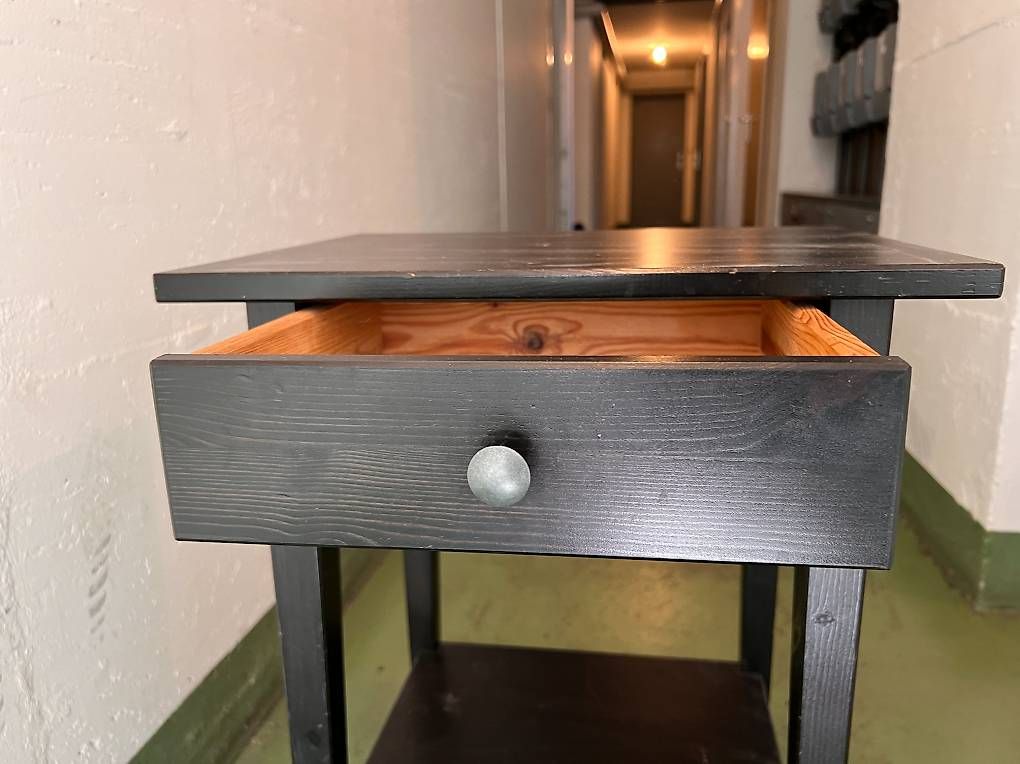 Nachttische: HEMNES Ikea Ablagetisch – Gebraucht aus Ittigen von Sanda-Panda 2