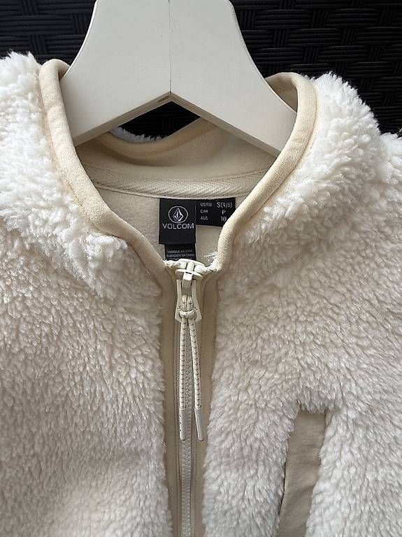 Giacche: Flauschige Damenjacke von Volcom – Usato da Luzern venduto da Aeniiii 1
