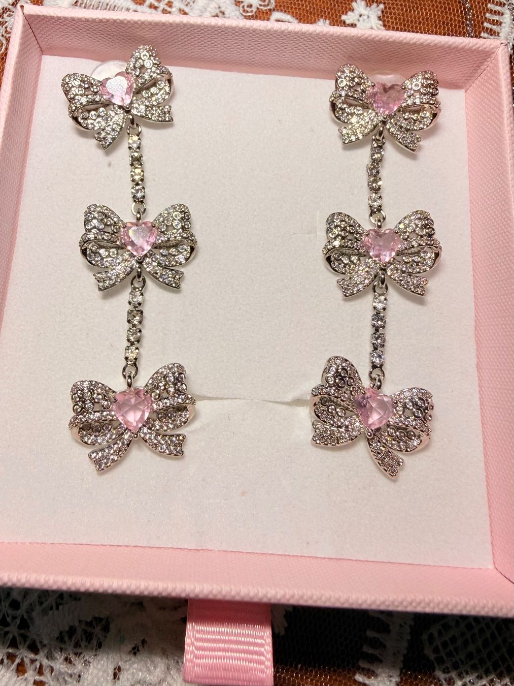 Orecchini pendenti & Orecchini a lobo: Boucles d'oreilles nœud rose cristal – Nuovo e nell'imballaggio originale da St-Maurice venduto da Sandrinette123 3