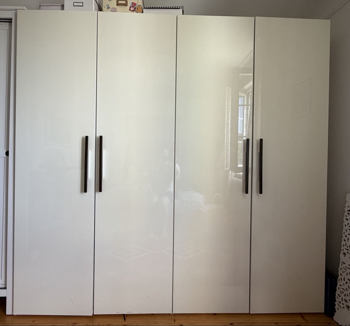 Armadi: White High Gloss 4-Door Wardrobe - Interio – Usato da Zollikerberg venduto da kajschi