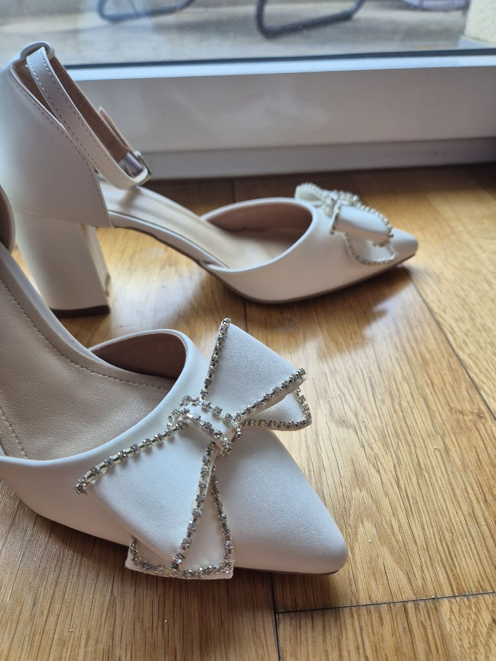 Scarpe da donna: Elegante Pumps in Weiss – Nuovo e nell'imballaggio originale da Uster venduto da panda_leptir 2