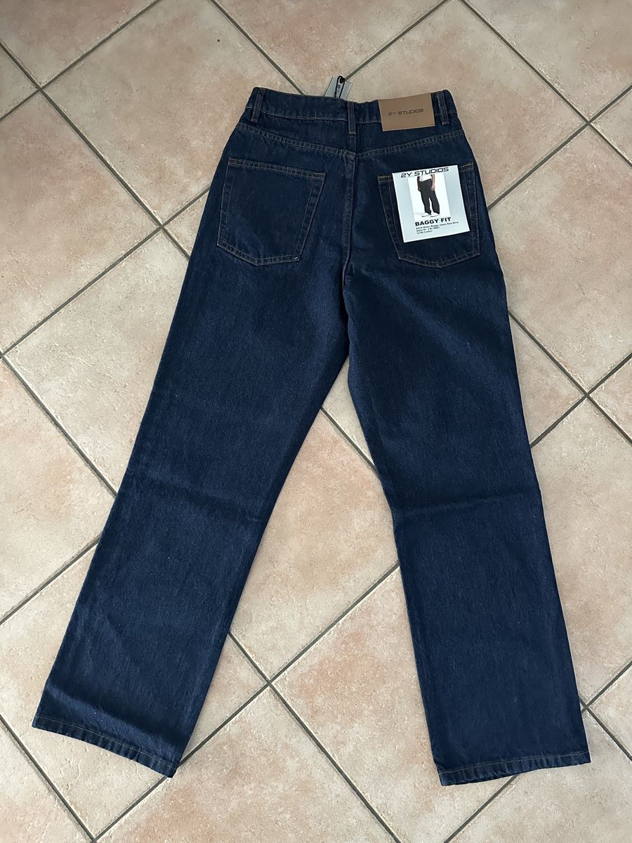 Jeans:  Neue dunkelblaue Basic-Jeans im Baggy-Schnitt  – Nuovo (secondo la descrizione) da Quartino venduto da DiloUsato 3