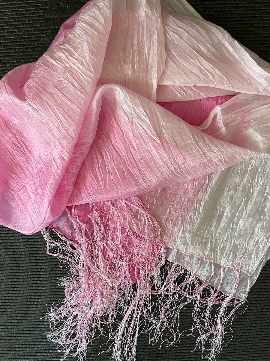 Foulard & Sciarpe: Foulard long en soie rose avec franges  – Nuovo (secondo la descrizione) da Vuippens venduto da ale_6gkb